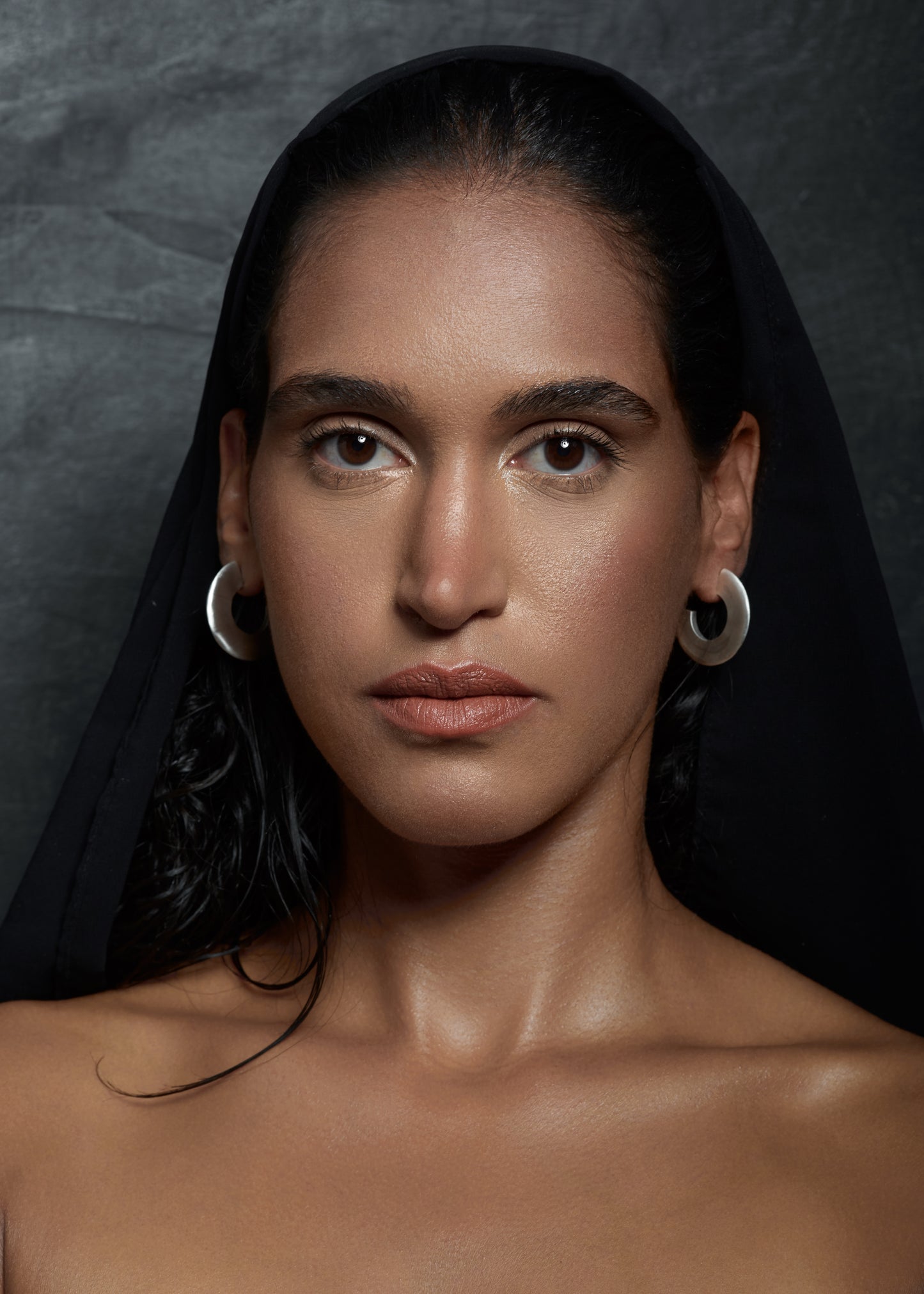 Silver earring Alya - Model photo