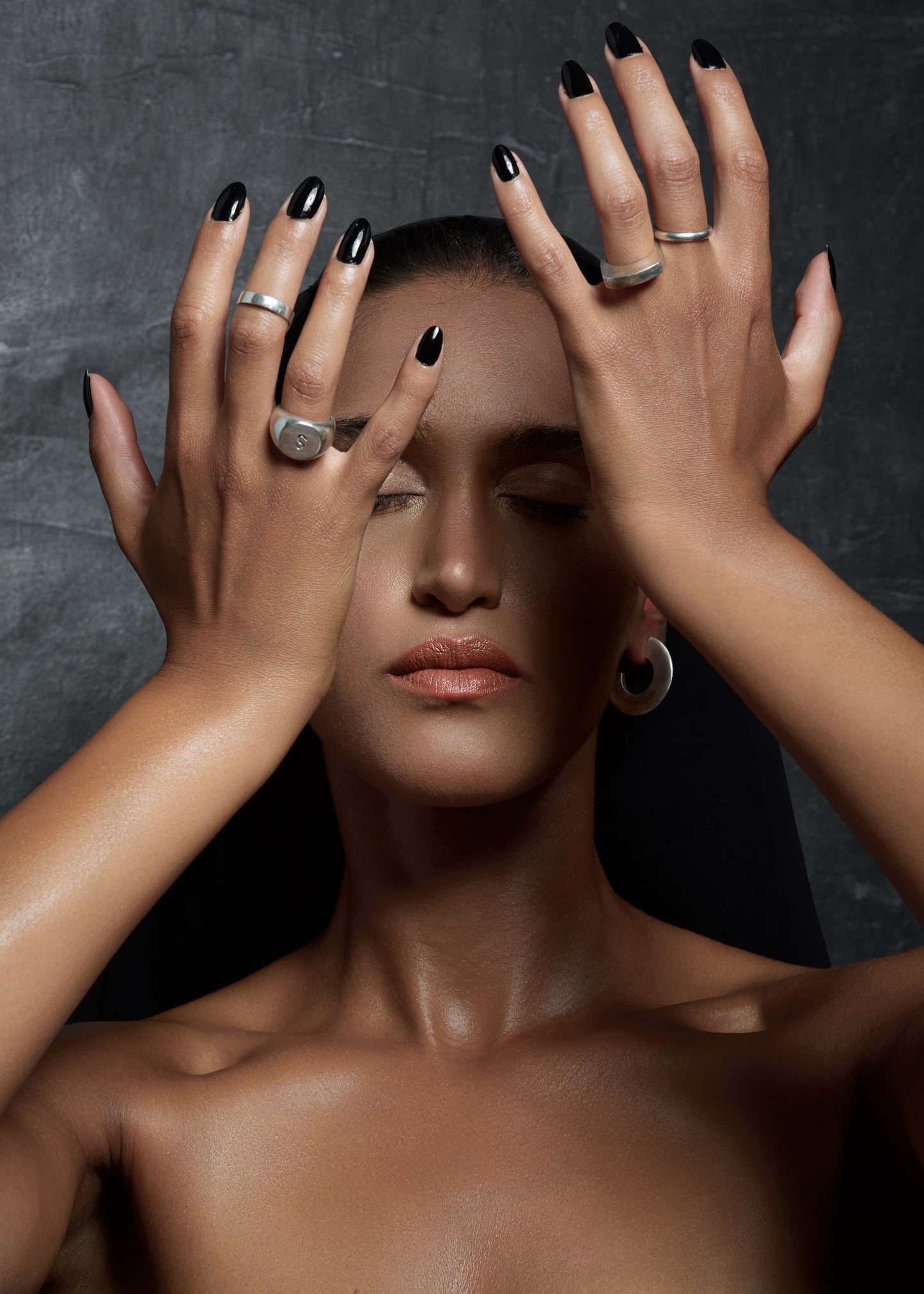Silver ring Yomna - Model photo