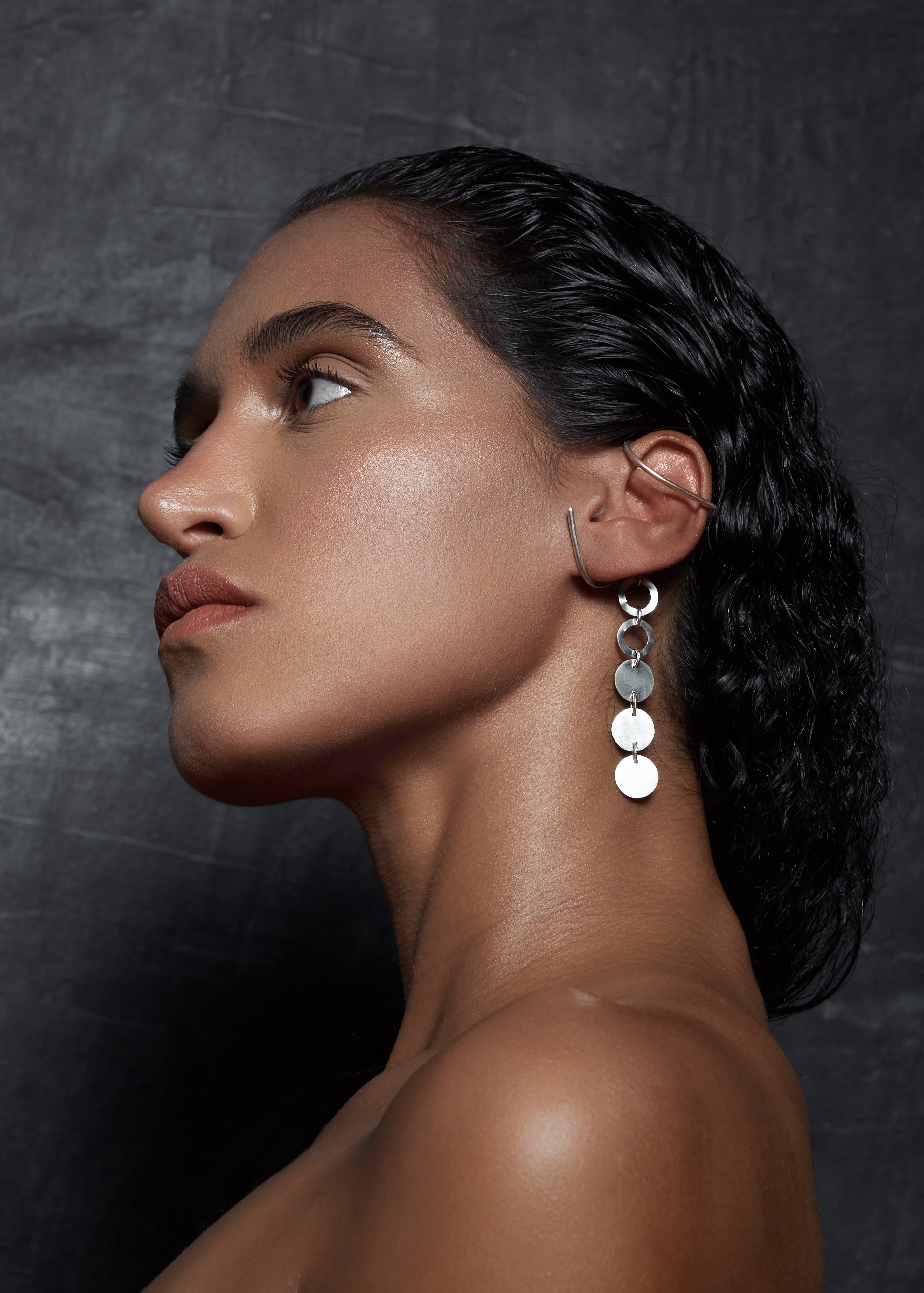 Silver ear ring Shehab - Model photo 1