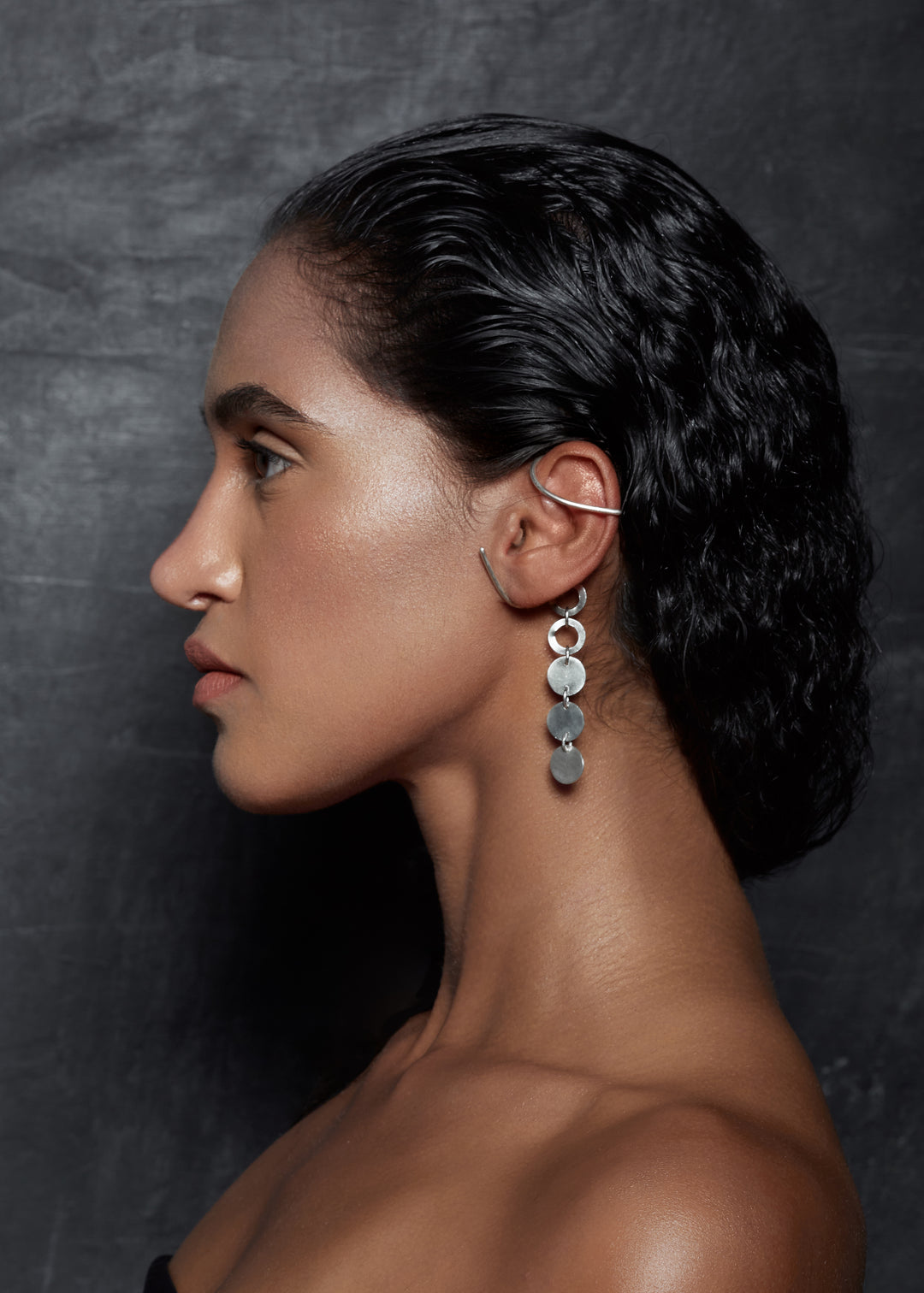 Silver ear ring Shehab - Model photo 2