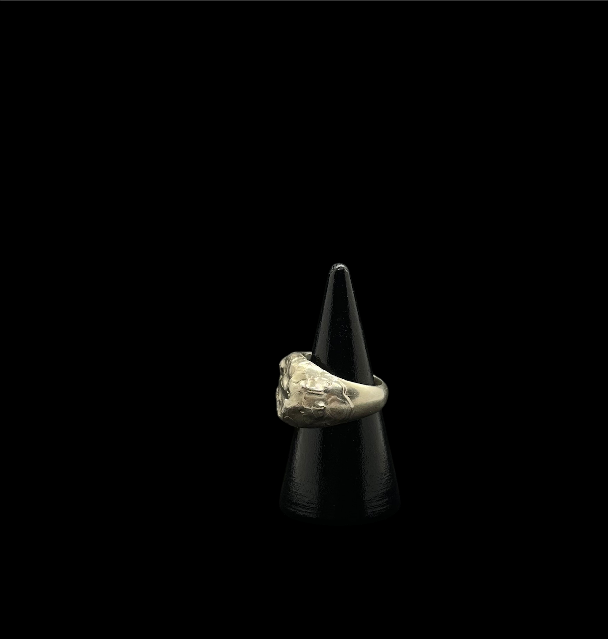 Ring signet raw product side